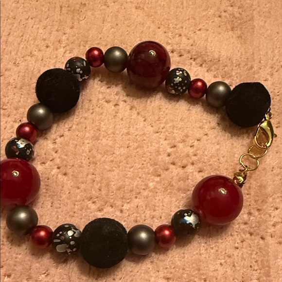 Elegant Beaded Bracelet with Gold Accents - Picture 4 of 9